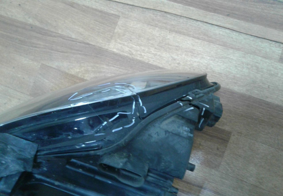 Фара передняя левая Volkswagen Touran 4 oem 1T194100G (трещины) Фара передняя левая Volkswagen Touran 4 oem 1T194100G (трещины)