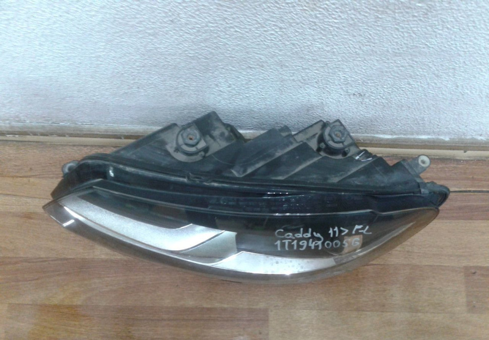 Фара передняя левая Volkswagen Touran 4 oem 1T194100G (трещины) Фара передняя левая Volkswagen Touran 4 oem 1T194100G (трещины)
