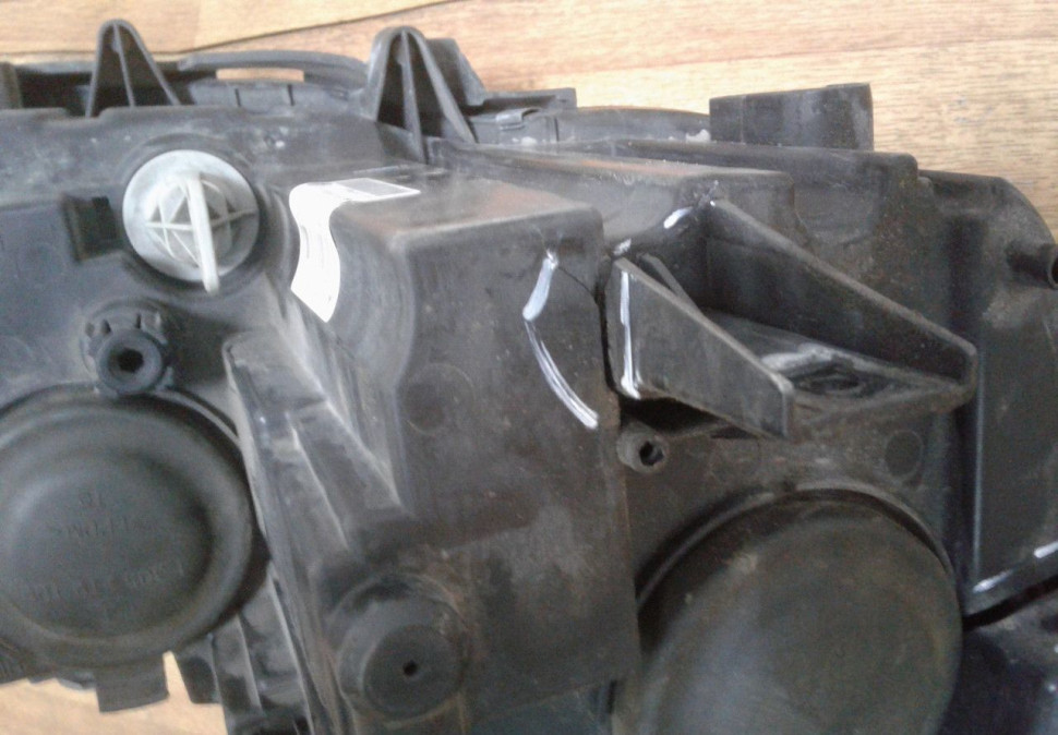 Фара передняя левая Volkswagen Touran 4 oem 1T194100G (трещины) Фара передняя левая Volkswagen Touran 4 oem 1T194100G (трещины)