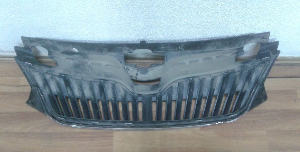 Решетка радиатора бу Skoda Rapid OEM 5JA853668