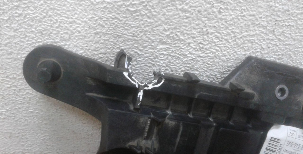 Площадка под АКБ Volkswagen Tiguan Oem 1K0915333 (слом. 1 крепл.)