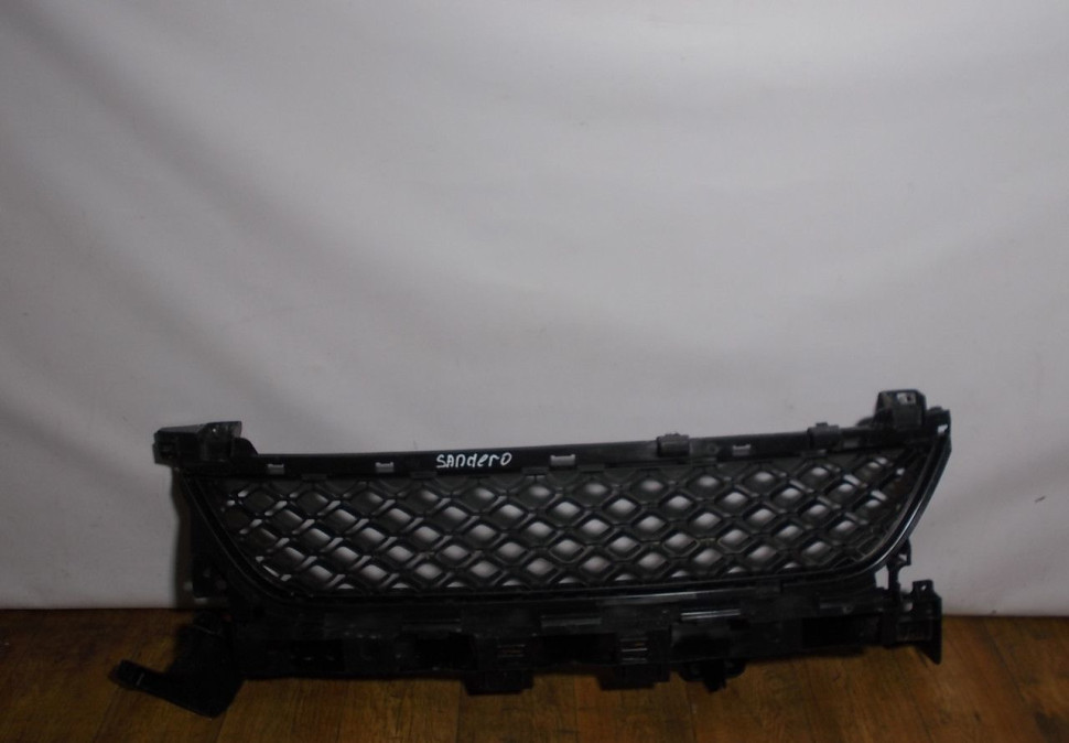 Решетка переднего бампера бу Renault Sandero Stepway 2 OEM 622548039R