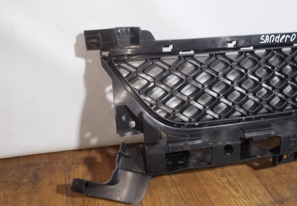 Решетка переднего бампера бу Renault Sandero Stepway 2 OEM 622548039R