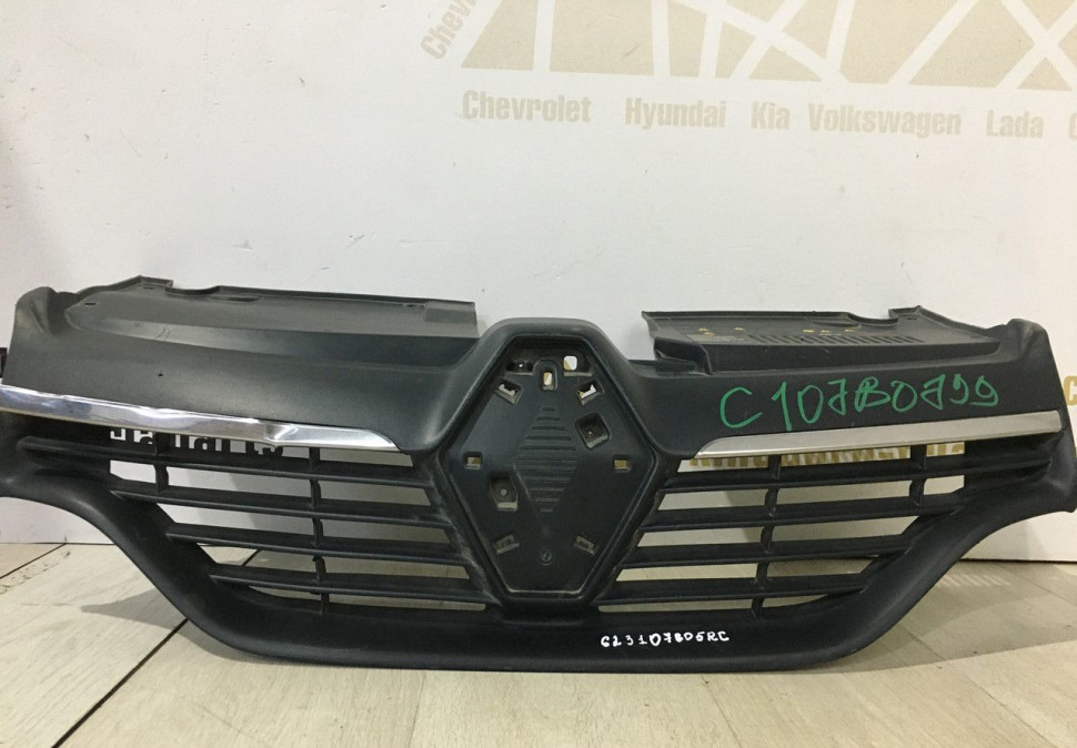 Решетка радиатора Renault Logan 2 OEM 623107605R