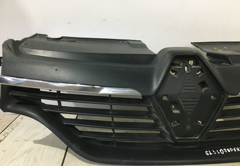 Решетка радиатора Renault Logan 2 OEM 623107605R