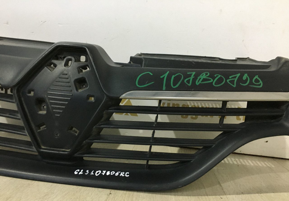 Решетка радиатора Renault Logan 2 OEM 623107605R