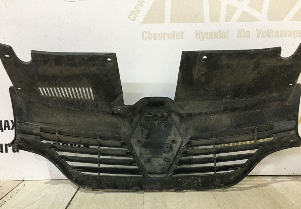 Решетка радиатора Renault Logan 2 OEM 623107605R