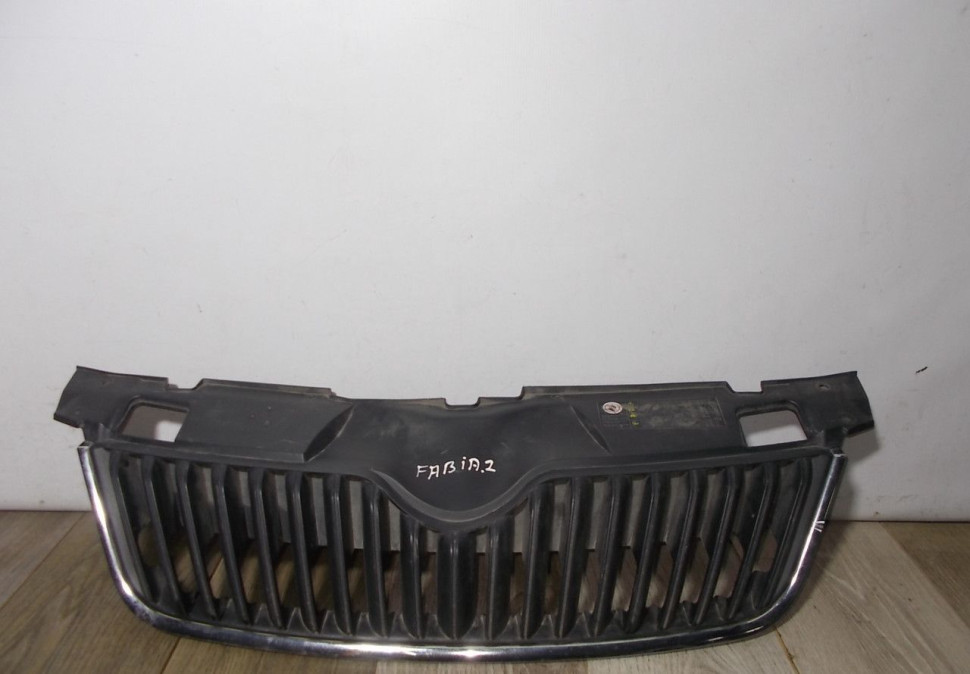 Решетка радиатора бу Skoda Fabia 2 OEM 5J0853668C