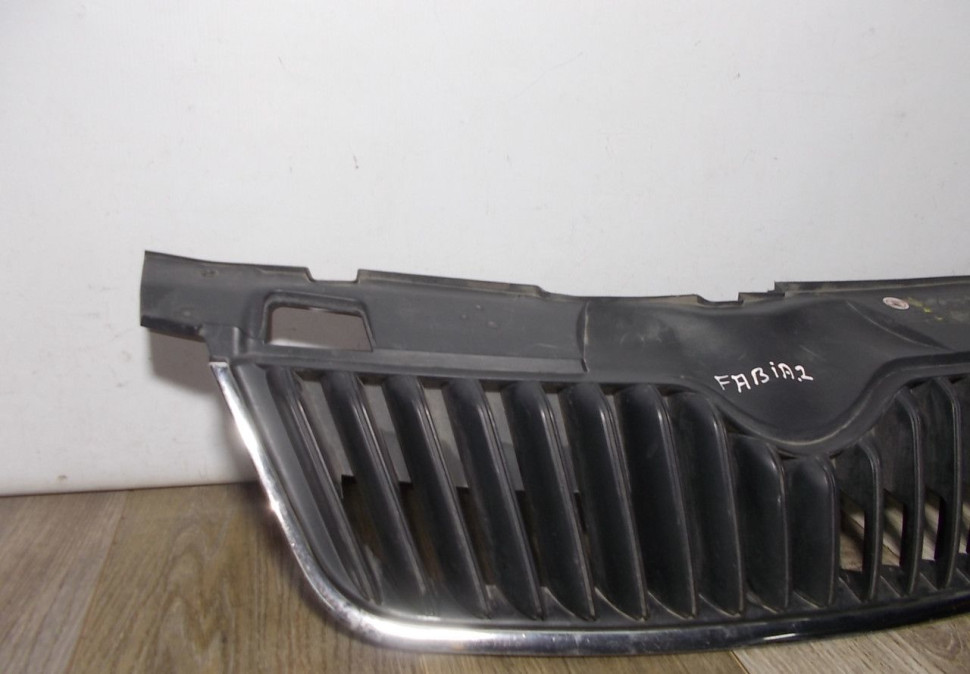 Решетка радиатора бу Skoda Fabia 2 OEM 5J0853668C Решетка радиатора бу Skoda Fabia 2 OEM 5J0853668C