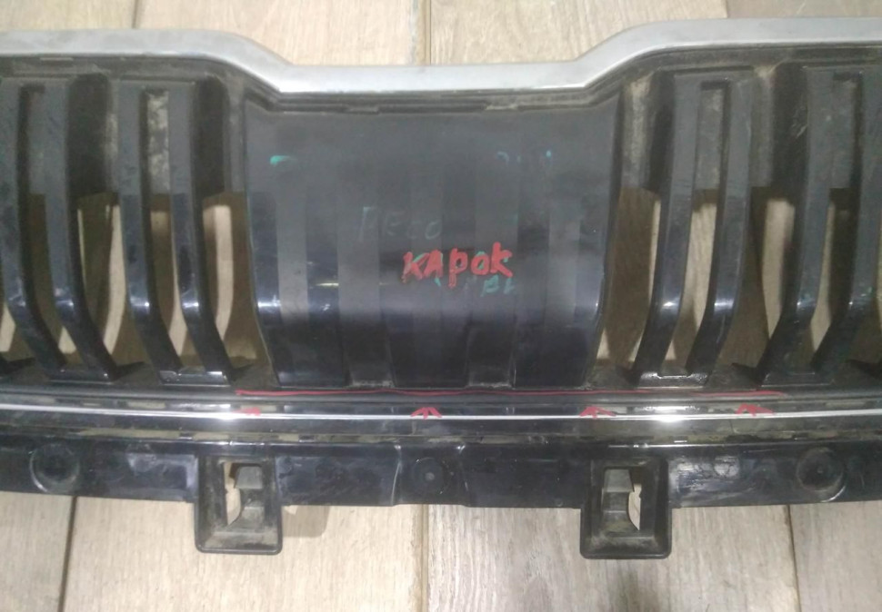 Решетка радиатора бу Skoda Karoq OEM 57A853653B