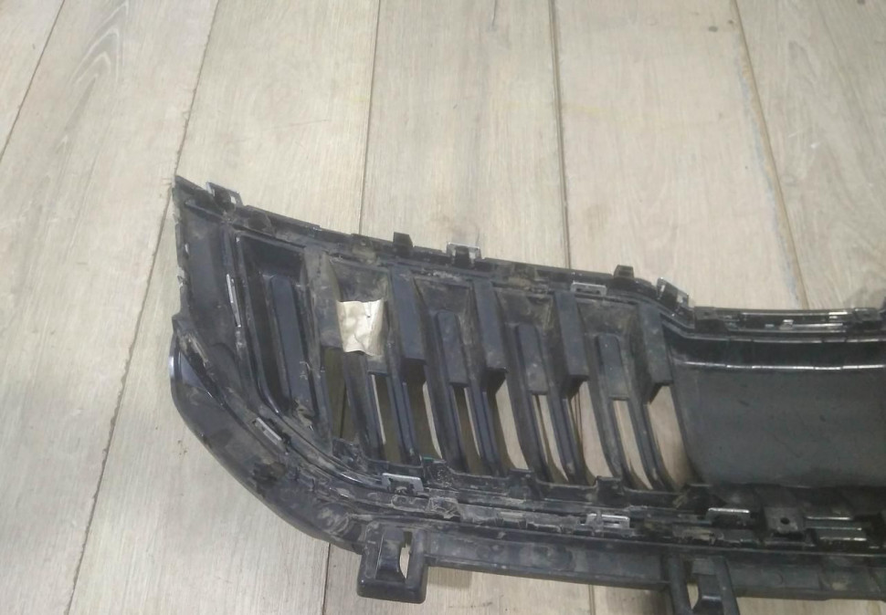 Решетка радиатора бу Skoda Karoq OEM 57A853653B