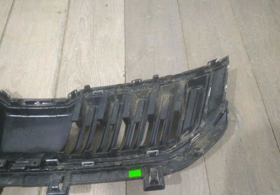 Решетка радиатора бу Skoda Karoq OEM 57A853653B
