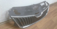 Решетка радиатора бу Skoda Rapid OEM 5JA853668