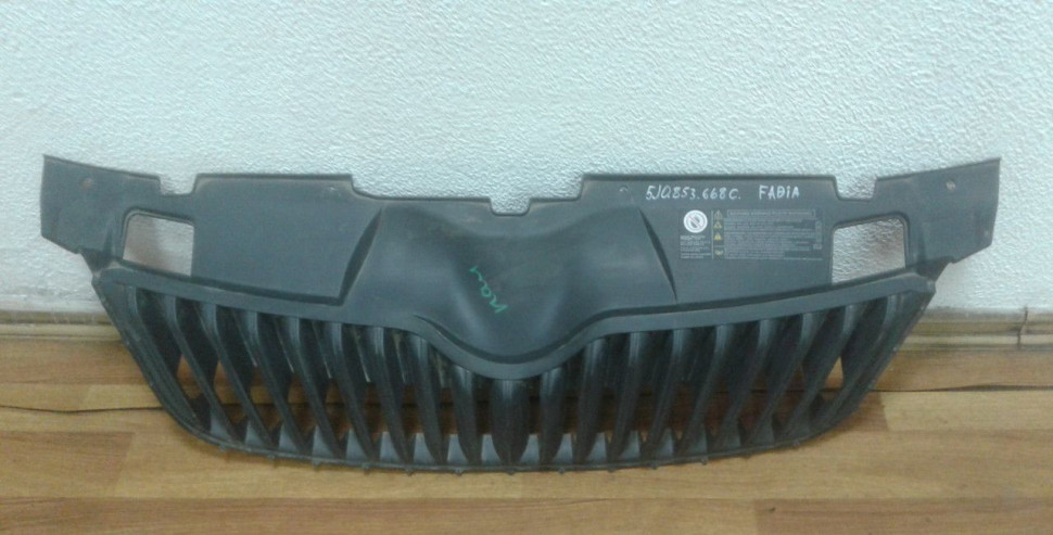 Решетка радиатора бу Skoda Fabia 2 рестайлинг OEM 5J0853668C