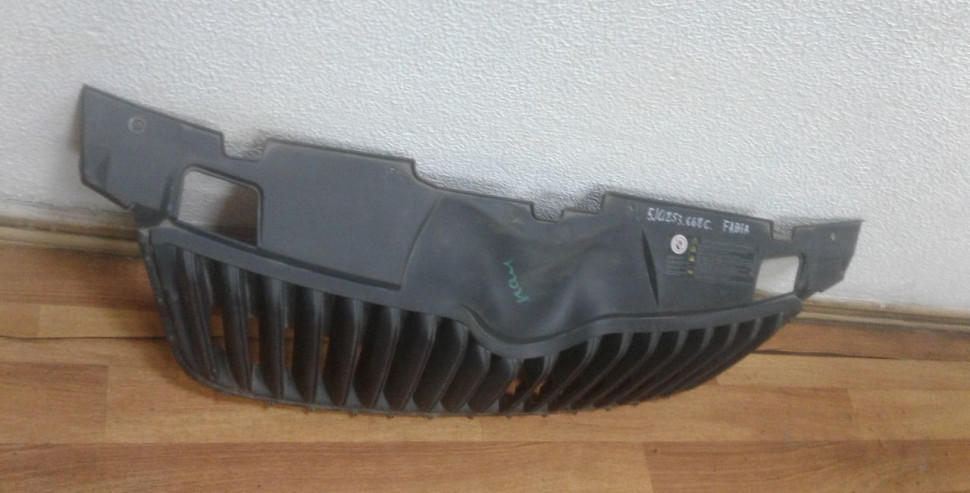 Решетка радиатора бу Skoda Fabia 2 рестайлинг OEM 5J0853668C