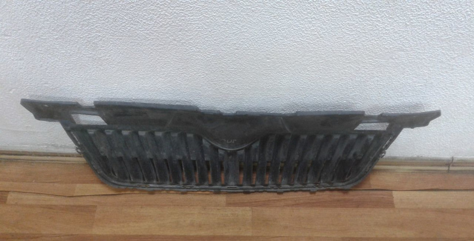 Решетка радиатора бу Skoda Fabia 2 рестайлинг OEM 5J0853668C