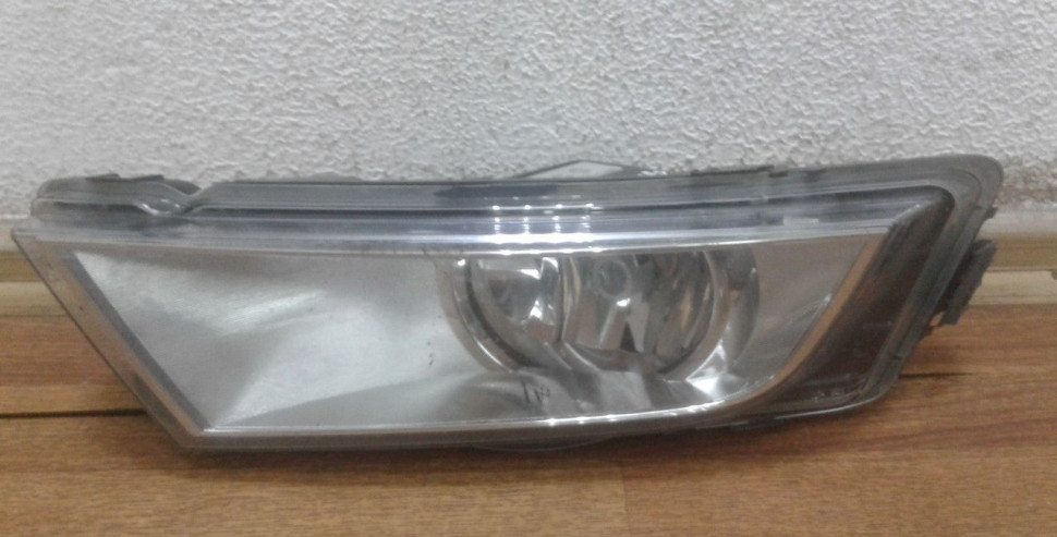 Фара противотуманная левая бу Skoda Octavia A7 OEM 5E0941699D
