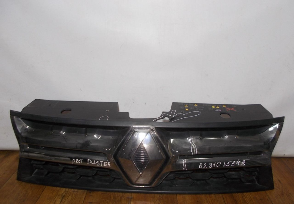 Решетка радиатора бу Renault Duster рестайлинг OEM 623103564R