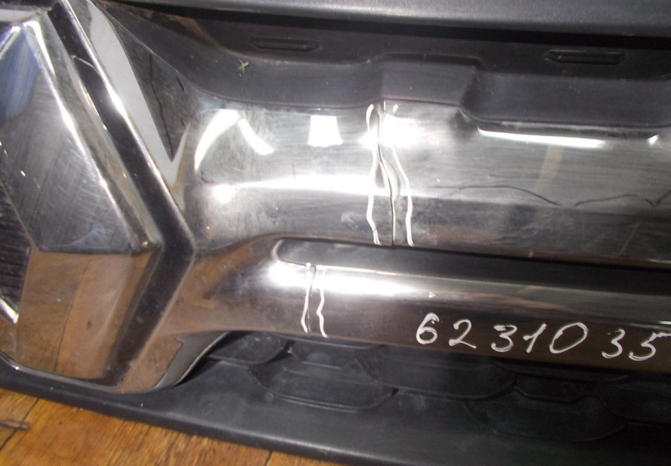 Решетка радиатора бу Renault Duster рестайлинг OEM 623103564R