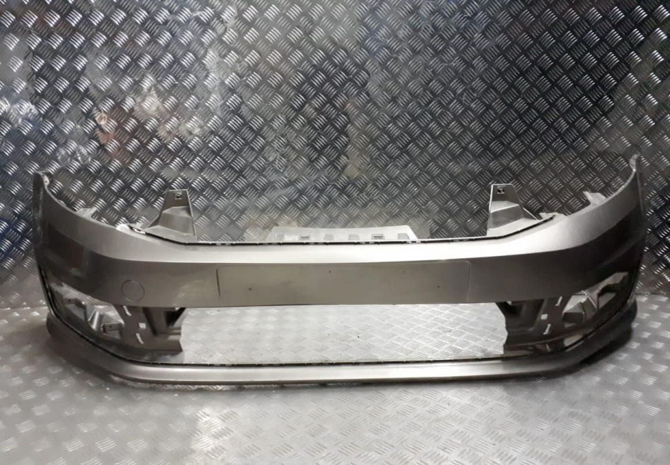 Бампер передний Volkswagen Polo 5 Sedan oem 6RU807221A