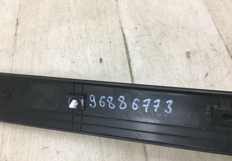 Молдинг на дверь левый передний Chevrolet Orlando 2012 OEM 96886773.95273451 Молдинг на дверь левый передний Chevrolet Orlando 2012 OEM 96886773.95273451