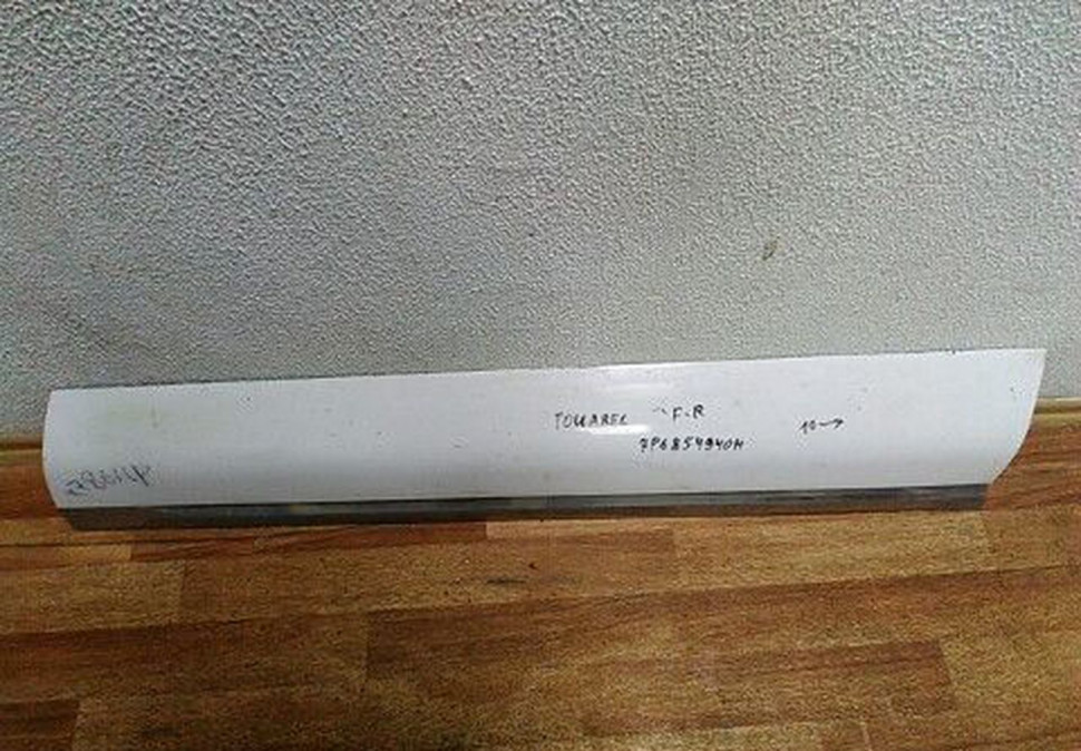 Молдинг двери передний правый Volkswagen Touareg(10>) oem 7p6854940h (скл-3)