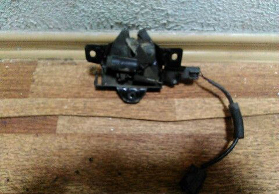 Замок капота Hyundai Santa Fe (13>) Замок капота Hyundai Santa Fe (13>)