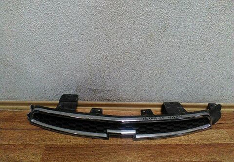 Решетка радиатора Chevrolet Orlando (11>) сломано крепление oem 95471003 (Скл-3)