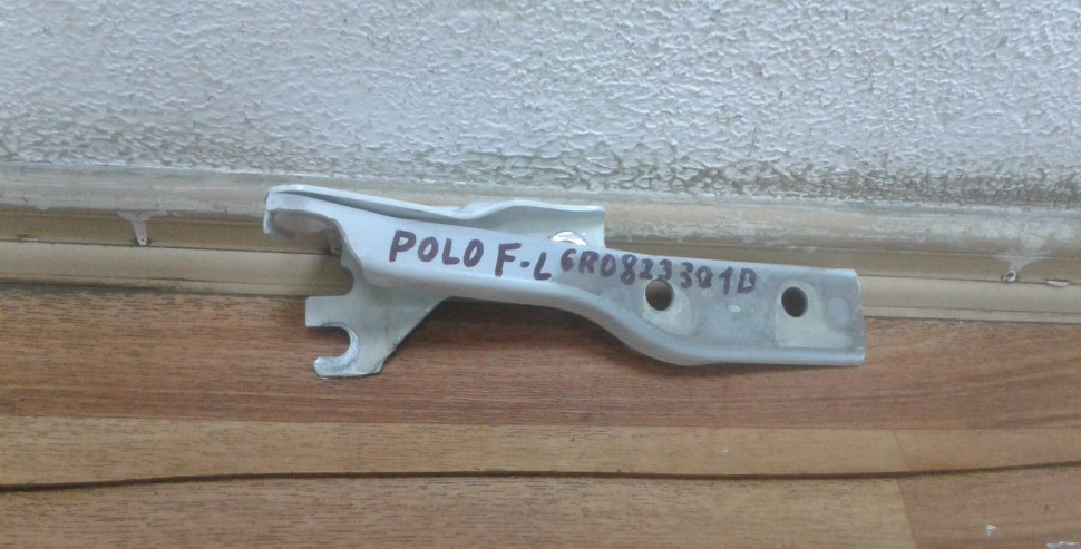 Петля капота левая Volkswagen Polo oem 6r0823301b
