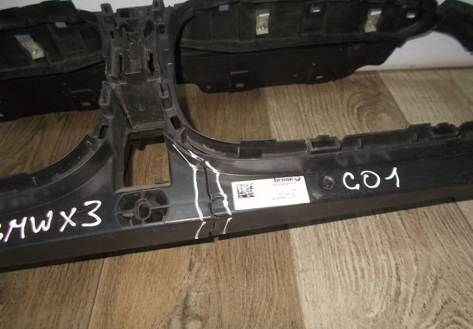 Кронштейн жалюзей воздуховода бу BMW X3 G01 OEM 51137497228