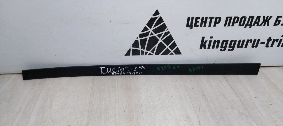 Накладка двери передняя правая Hyundai Tucson 3 oem 87724d7000