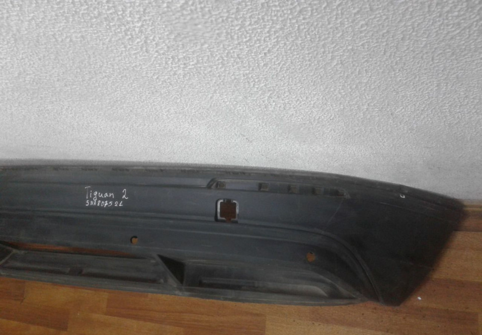Спойлер заднего бампера Volkswagen Tiguan 2 oem 5na807521 (Мал.трещина)