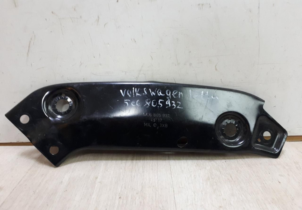 Кронштейн фары правый Volkswagen Jetta 6 oem 5c6805932