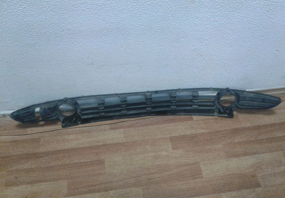 Решетка переднего бампера Lada Priora (ВАЗ 2170) (07-14) (трещина) oem 21702803057 (скл-3)