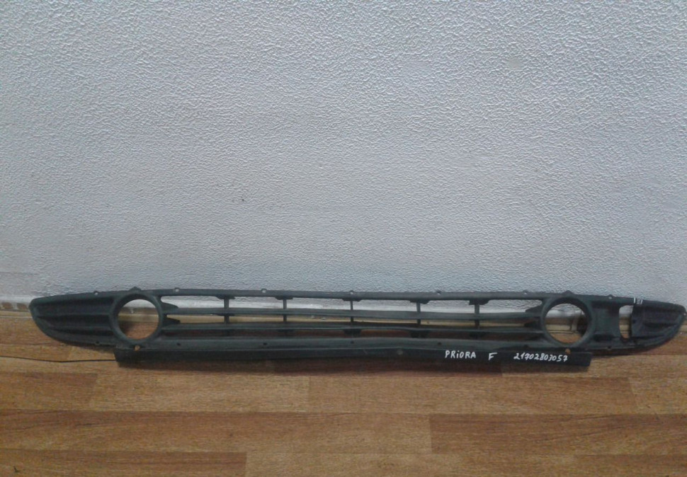 Решетка переднего бампера Lada Priora (ВАЗ 2170) (07-14) (трещина) oem 21702803057 (скл-3)