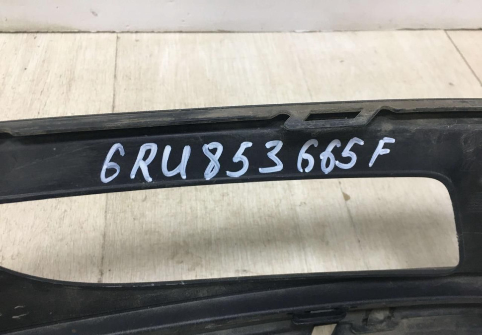 Решетка ПТФ левая Volkswagen Polo 5 рестайлинг 2015 oem 6RU853665F