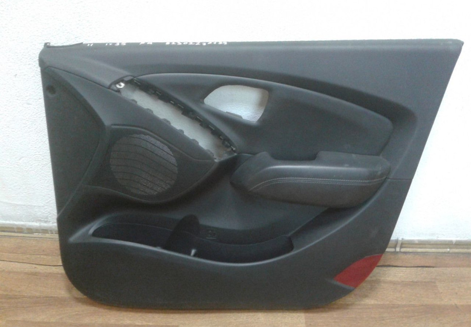Обивка двери передняя правая Hyundai ix35 oem 823022y0139 (скл-3)
