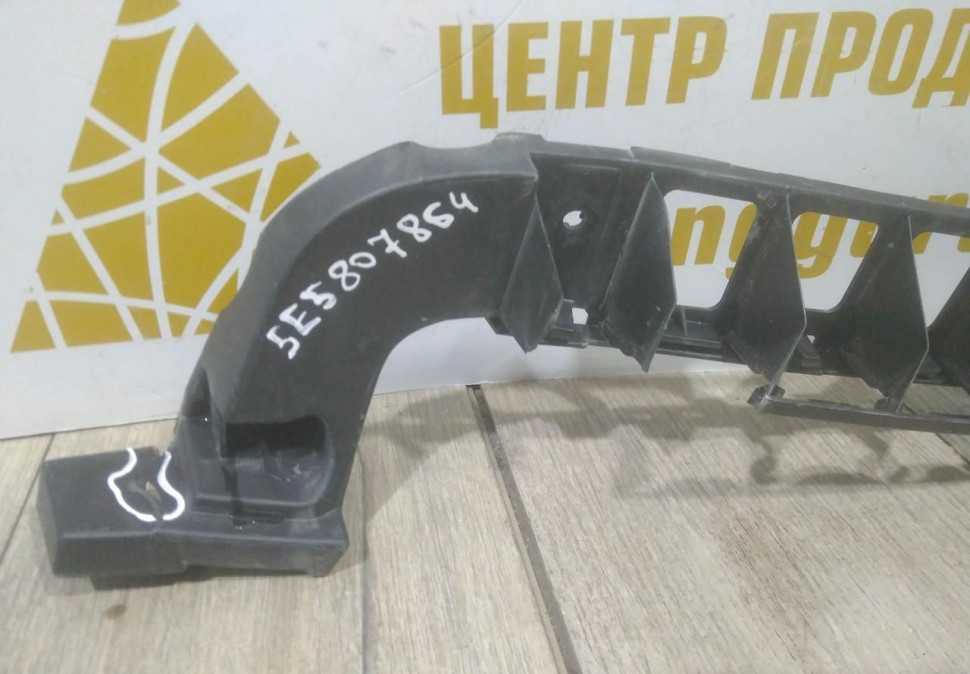Кронштейн заднего бампера правый бу Skoda Octavia A7 OEM 5E5807864