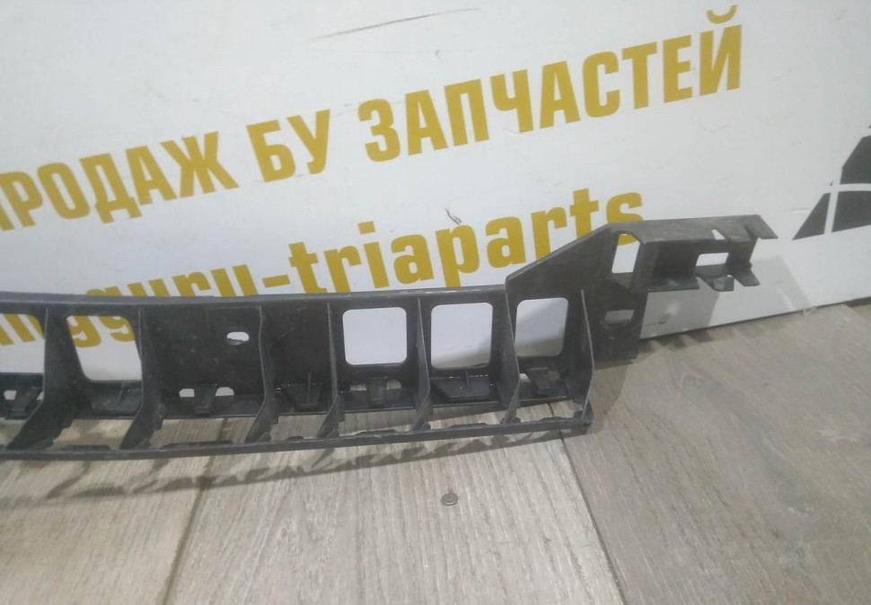 Кронштейн заднего бампера правый бу Skoda Octavia A7 OEM 5E5807864