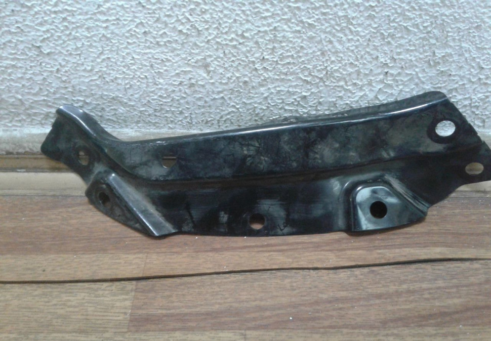 Суппорт фары правый Volkswagen Polo oem 6ro805932