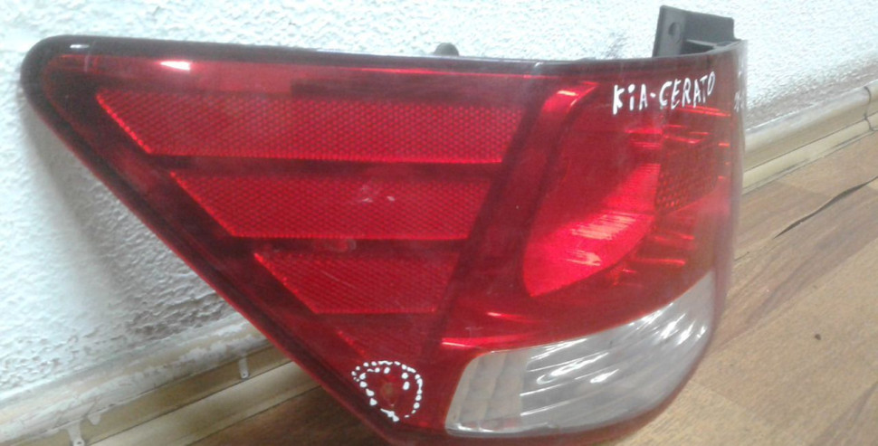 Фонарь левый Kia Cerato 2 oem 924011M020 (скол) Фонарь левый Kia Cerato 2 oem 924011M020 (скол)