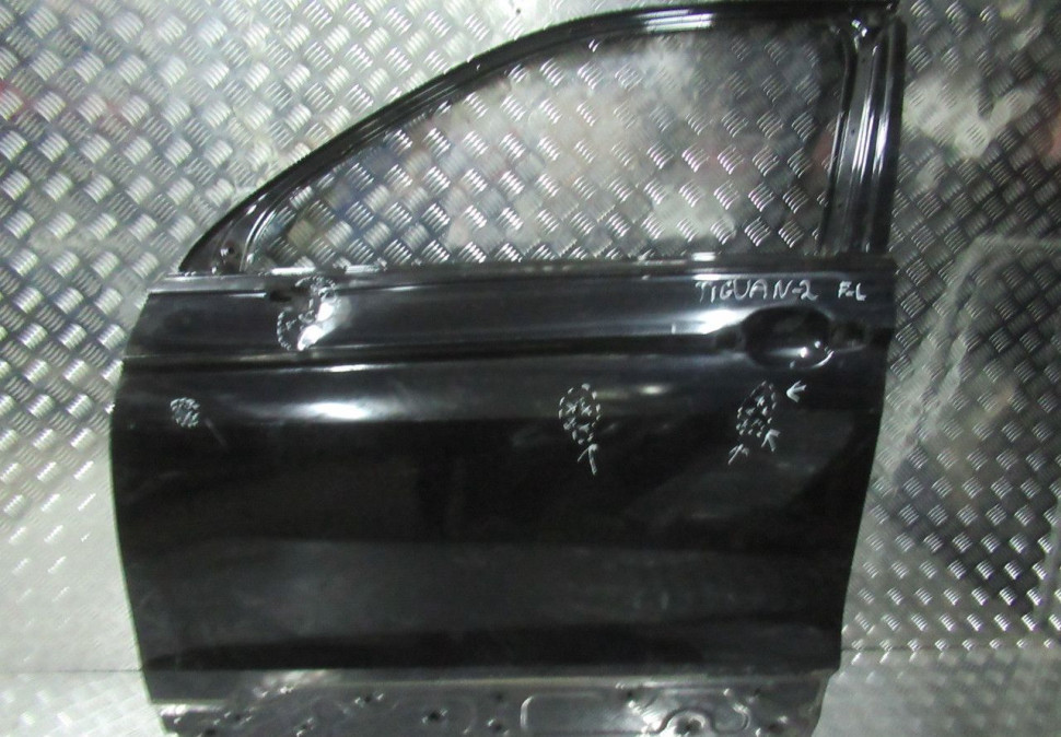 Дверь передняя левая Volkswagen Tiguan 2  oem 5NA831311e (небольшие вмятины)  (скл-3)