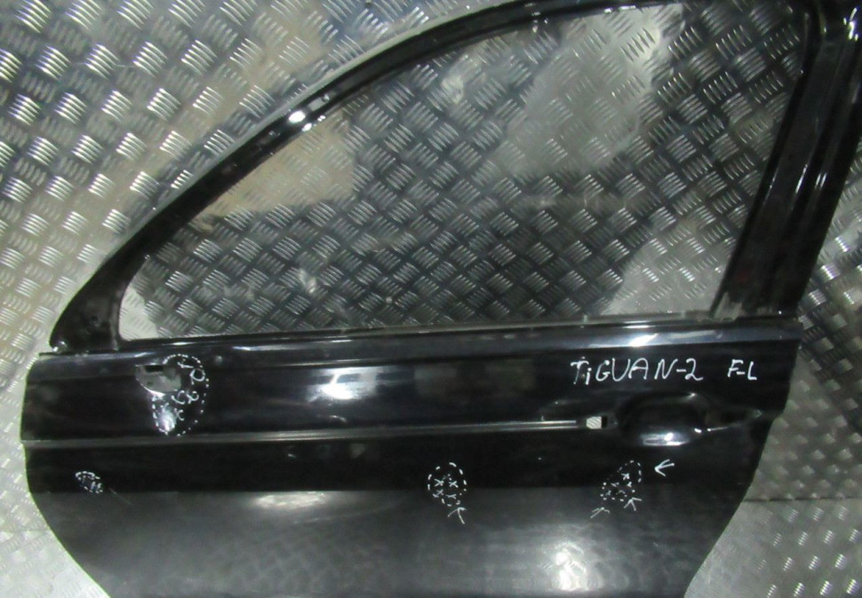 Дверь передняя левая Volkswagen Tiguan 2  oem 5NA831311e (небольшие вмятины)  (скл-3)