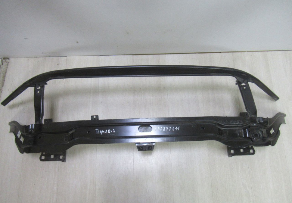 Усилитель переднего бампера Volkswagen Tiguan 2 oem 5na807611a (вмятина)