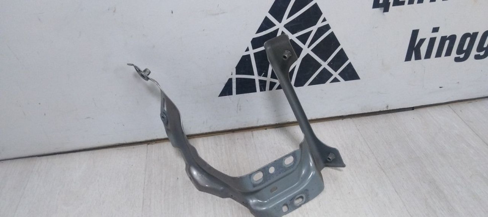 Кронштейн крыла левый Volkswagen Tiguan 2 oem 5na821135B Кронштейн крыла левый Volkswagen Tiguan 2 oem 5na821135B