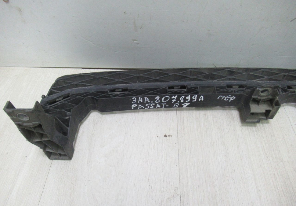 Усилитель пластиковые переднего бампера Volkswagen Passat B7 OEM 3AA807899A