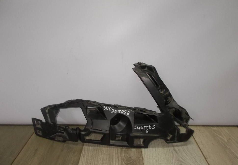 Кронштейн противотуманной фары правый бу Skoda Superb 3 OEM 3V0807056