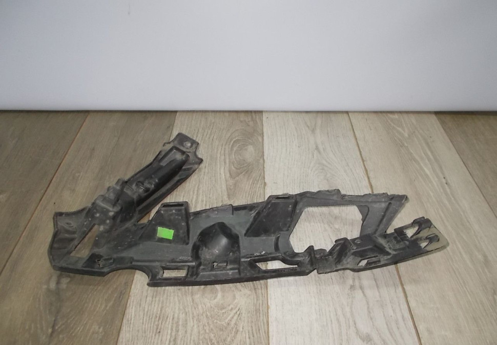 Кронштейн противотуманной фары правый бу Skoda Superb 3 OEM 3V0807056