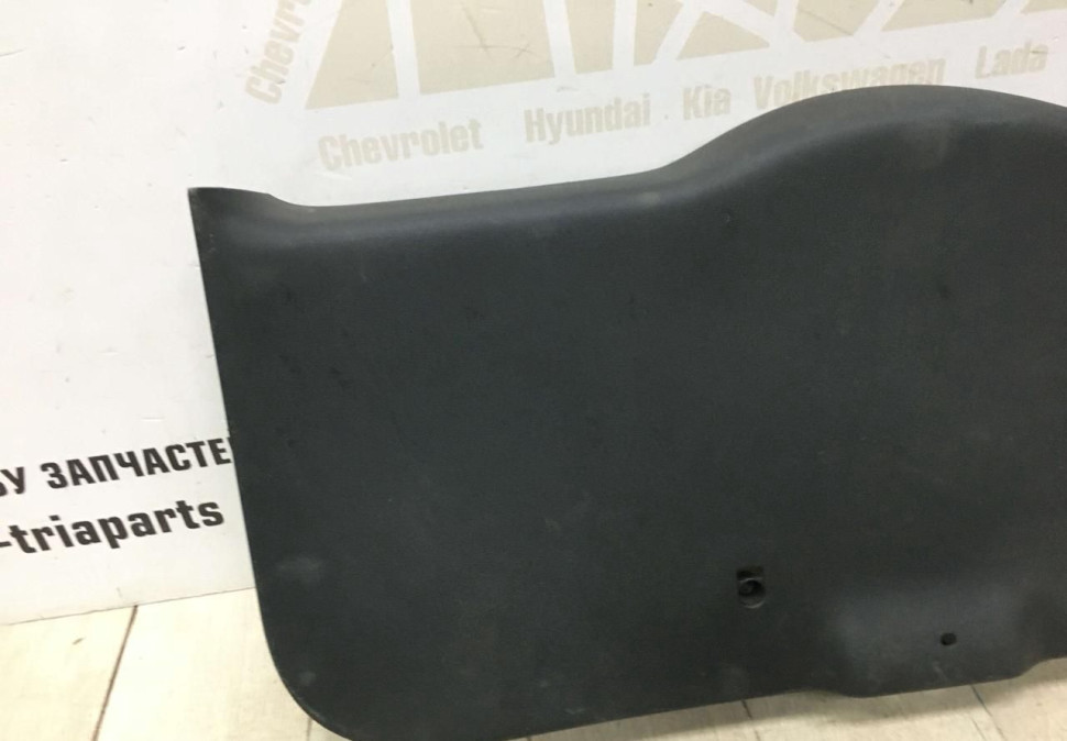Обшивка крышки багажника Skoda Yeti OEM 5L6867975A Обшивка крышки багажника Skoda Yeti OEM 5L6867975A