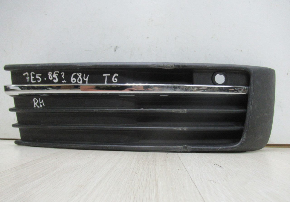Решетка переднего бампера правая Volkswagen Transporter T6 oem 7e5853684 (слом.1крепл)